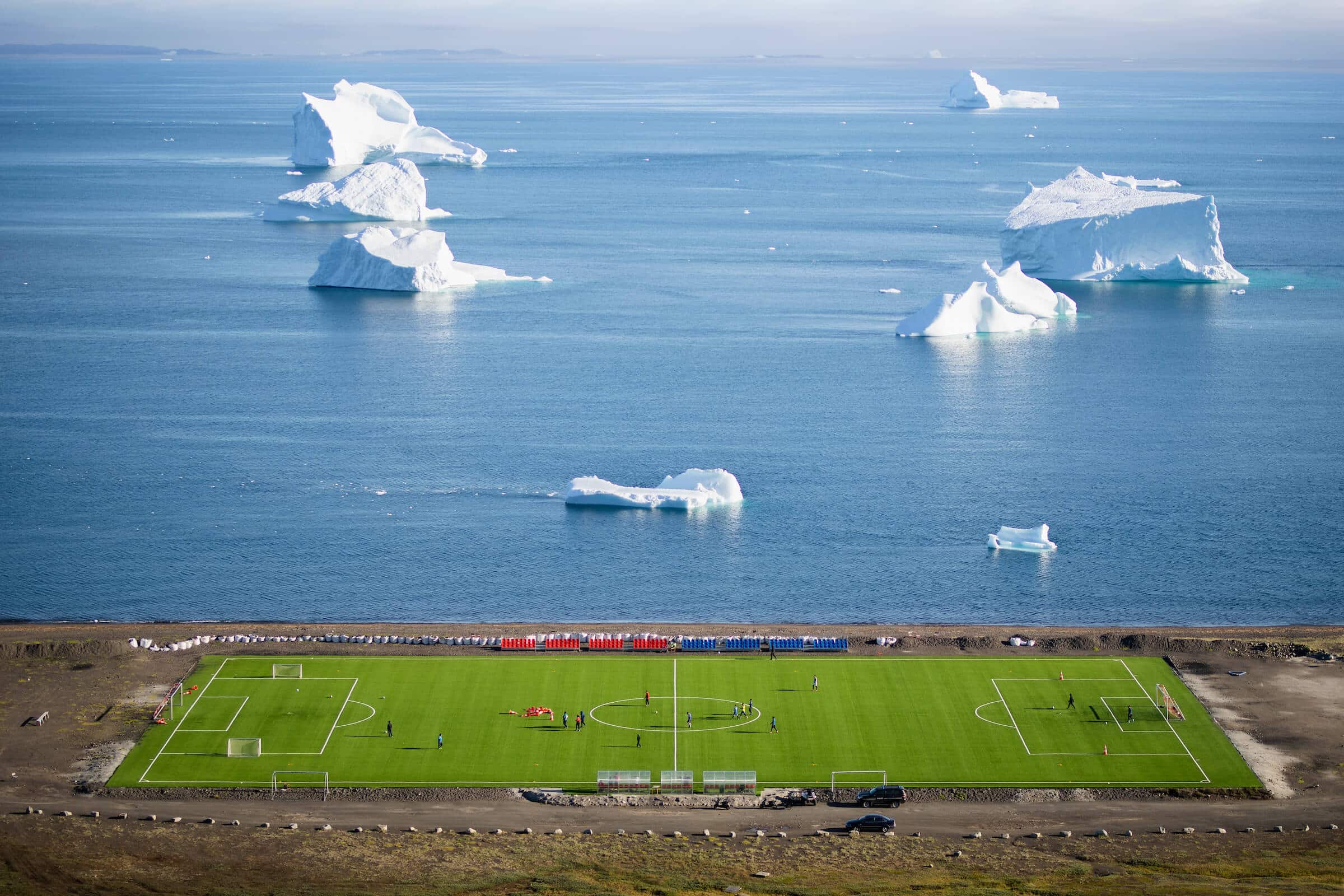 Luftfoto af fodboldbane i Qeqertarsuaq