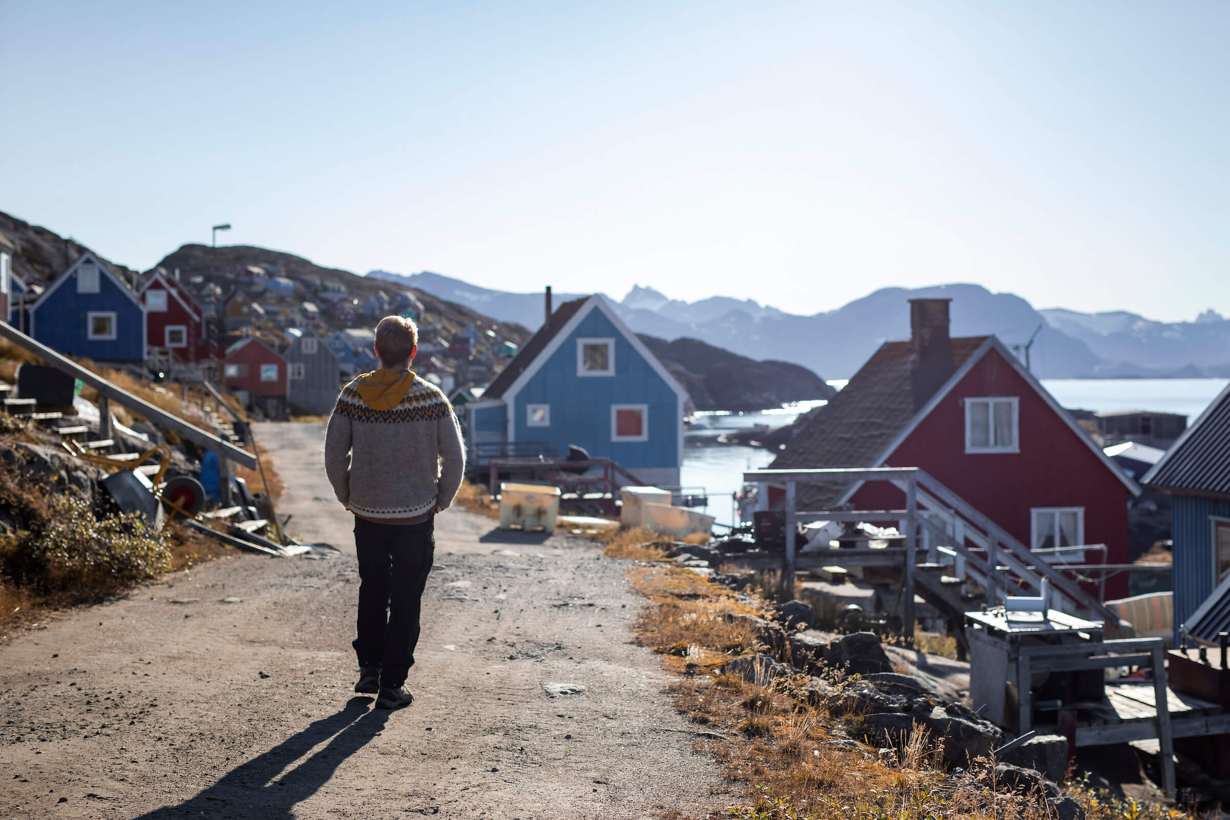 Gåtur i Kangaamiut bygd, Grønland. Foto: Aningaaq Rosing Carlsen / Visit Greenland